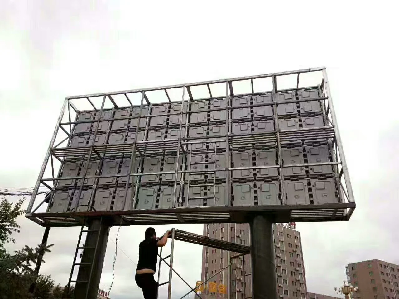 oF-A Waterproof IP65 Outdoor Fixed LED Display Screen 5000nits in Pixel Pitch 4 | 5 | 6 | 6.7 | 8 | 10 mm in 960x960mm Die-Casting Aluminum Cabinet - Image 3