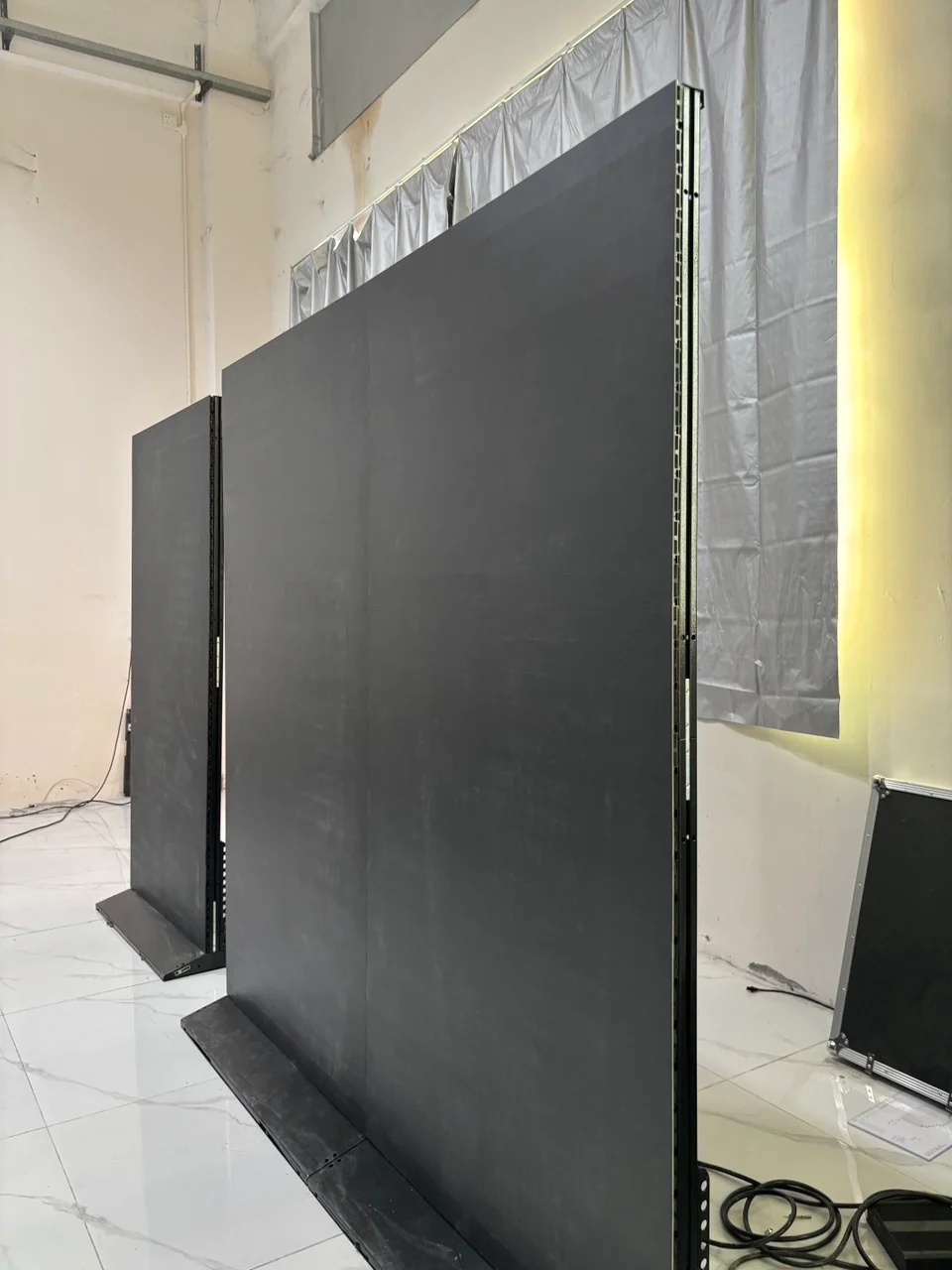 EP-RS Series Rollable LED Poster Display | 1000×2000mm | P2.6 / P1.95 / P1.56 / P1.25 | Lightweight, Flexible & Portable | Floor-standing with Detachable Frame - Image 3